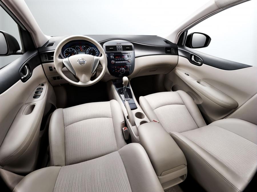  Nissan Tiida 2012 года  (фото 8 из 10)